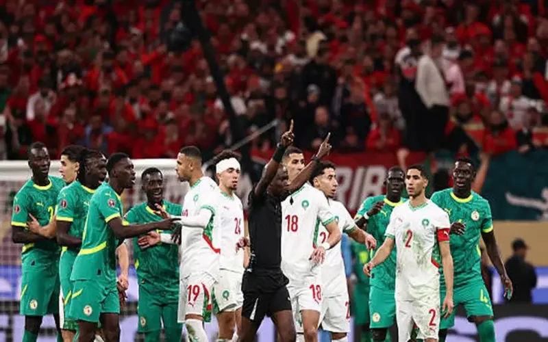 «فضيحة الـ12 دقيقة».. هل تلقى حكم نهائي «كان» تعليمات عليا لحماية لاعبي السنغال من الطرد؟